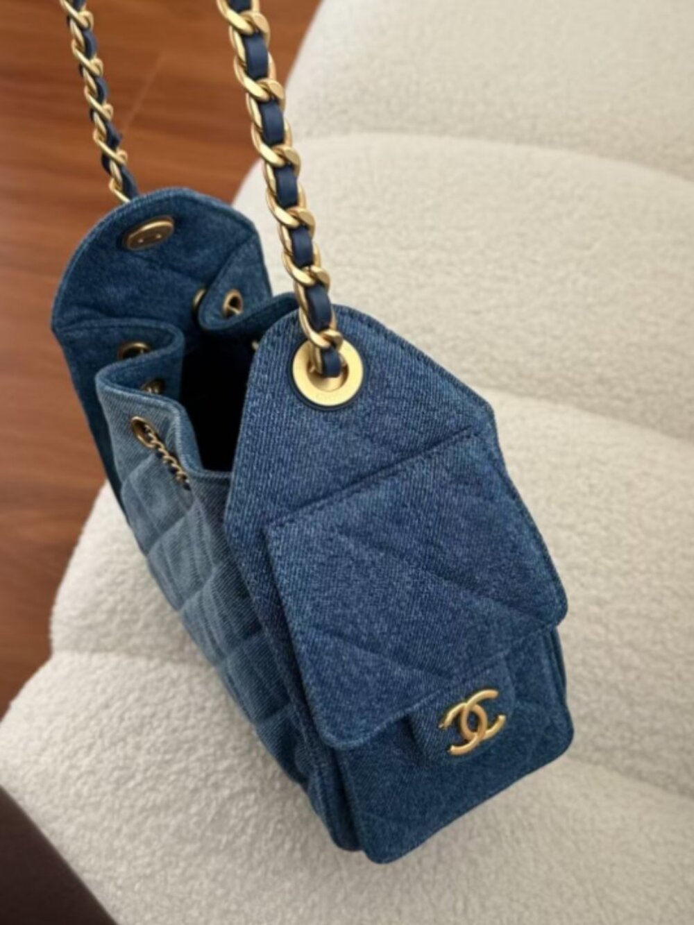Classic CHANEL bag: A Stylish and Versatile Choice for Elegance - Picture 3 of 7